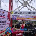 Jembatan Gantung Kedungringin, Kecamatan Muncar, Kabupaten Banyuwangi diresmikan Anggota Komisi V DPR RI, H. Sumail Abdullah