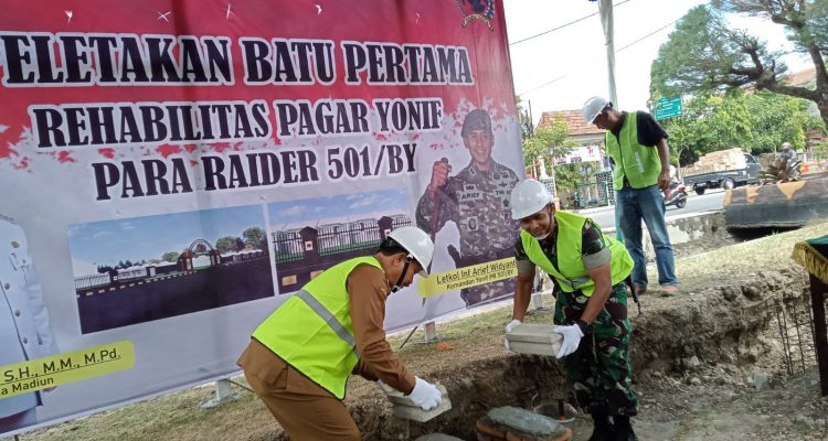 Peletakan Batu Pertama Renovasi Pagar depan Yonif Para Raider 501/BY