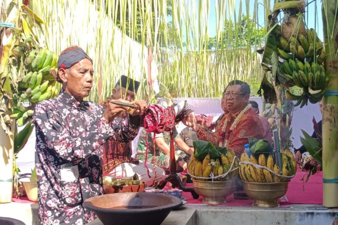 Pemkab Tulungagung Gelar Prosesi Jamasan Tombak Kanjeng Kyai Upas ...