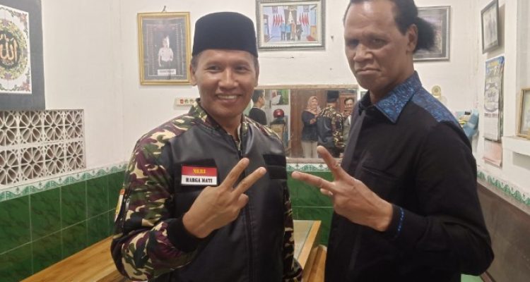 Ketua DPC Partai Gerindra Tulungagung, Ahmad Baharudin, bersama Rosario de Marshall (Hercules) saat diwawancarai TERASKATA.COM